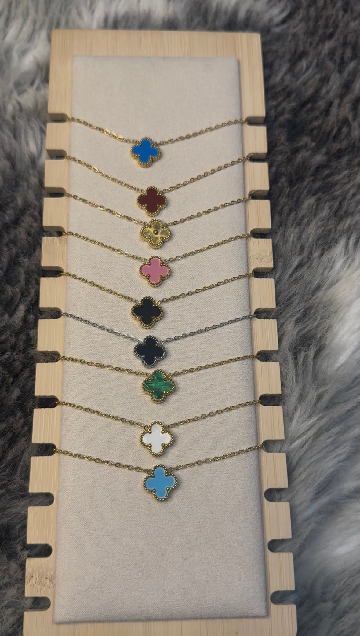 Single clover Necklace